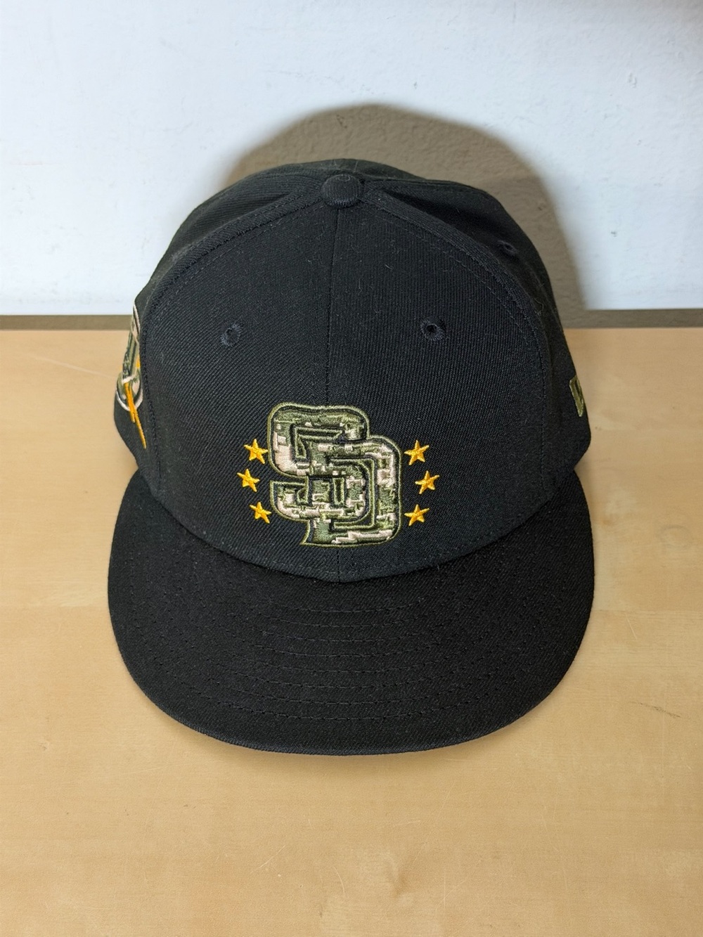 New Era Padres 2024 Armed Forces Day 59FIFTY Fitted Hat Size 7 Black